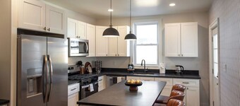 Regal Bricks -Family Friendly + Full Sized Pool Table + Game Room