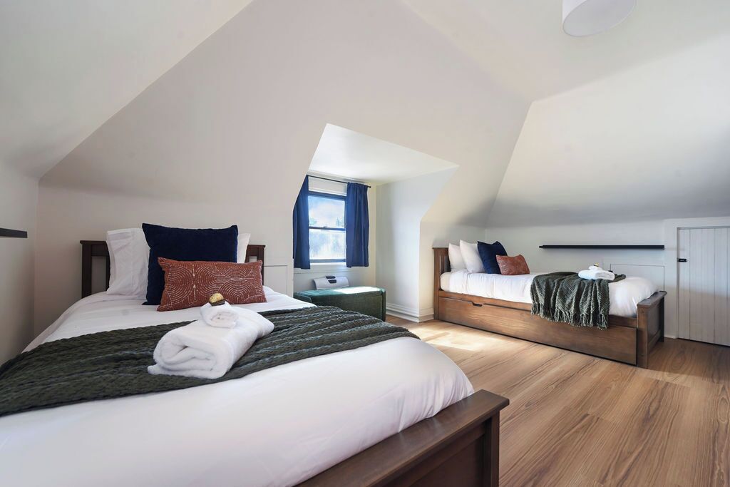 Escritorio, tabla de planchar con plancha, cuna de viaje y wifi gratis