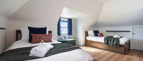 Escritorio, tabla de planchar con plancha, cuna de viaje y wifi gratis