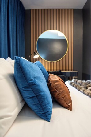 Desk, iron/ironing board, travel cot, free WiFi - Regal Bricks -Family Friendly + Full Sized Pool Table + Game Room (Pittsburgh)