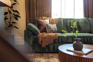 Smart TV, table football, ping pong, books - Regal Bricks -Family Friendly + Full Sized Pool Table + Game Room (Pittsburgh)