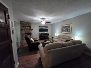 TV - Relaxing 3BR Retreat, Prime Mandarin Location Near St. Johns River (Jacksonville)