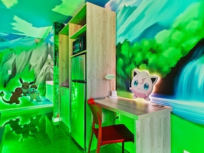 Une pièce avec un bureau en bois, une chaise rouge et une fresque murale représentant un paysage verdoyant avec des personnages de dessins animés.