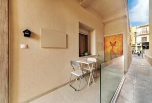 Outdoor dining - Your urban oasis in the heart of Chania Town,a blend of convenience and comfort. (Chania)