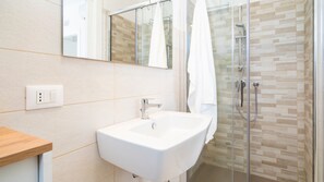 Shower, hair dryer, towels, soap - Pool View Apartment Minutes from Marzamemi Beach (Noto)