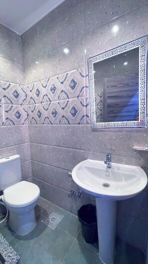 Deluxe Double Room, City View | Bathroom | Shower, slippers, towels, soap - MG Pyramids Boutique Hotel  (Giza)