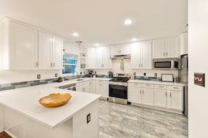 Fridge, microwave, oven, stovetop - Spacious 4BR Home - King Suite - Family Friendly - Near Dallas Attractions (Dallas)