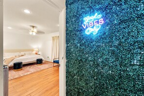 4 bedrooms, iron/ironing board, travel cot, free WiFi - Spacious 4BR Home - King Suite - Family Friendly - Near Dallas Attractions (Dallas)