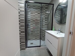 Shower, hair dryer, towels, soap - Centrally located 2-bedroom apartment close to all attractions (Malaga)