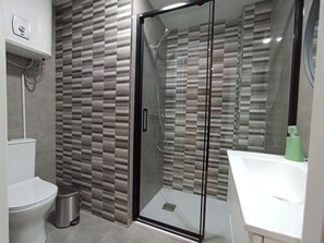 Douche, sèche-cheveux, serviettes fournies, savon
