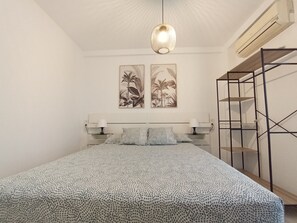 2 bedrooms, iron/ironing board, Internet, bed sheets - Centrally located 2-bedroom apartment close to all attractions (Malaga)