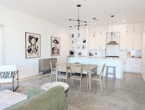 Dining - Downtown Home - Walk to Alamo, Riverwalk, more. (San Antonio)