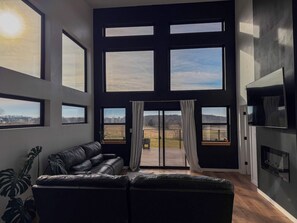 Living area - Spacious 5-bedroom house in beautiful Ozark (Ozark)