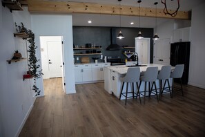 Private kitchen - Spacious 5-bedroom house in beautiful Ozark (Ozark)