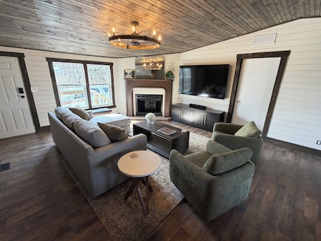 Smart TV, video games, books, stereo. NEW! Spacious Farmhouse Cabin, 30 acres w/ Firepit, Pond, Waterfall, Trails