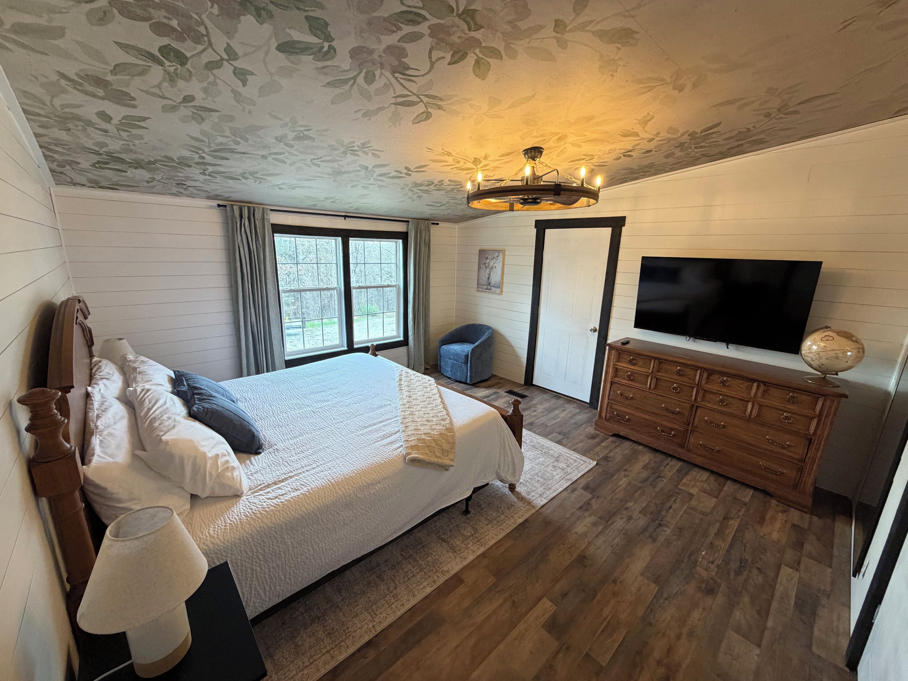 Een bureau, een strijkplank/strijkijzer, gratis wifi, beddengoed