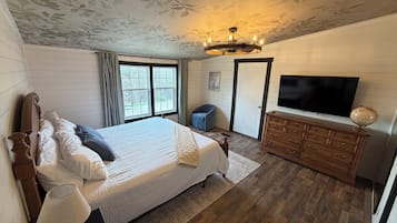 Een bureau, een strijkplank/strijkijzer, gratis wifi, beddengoed