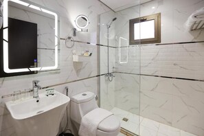 Regadera, amenidades de baño gratuitas, secadora de cabello, pantuflas 
