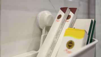 Pancuran mandi, kelengkapan dandanan diri percuma, pengering rambut