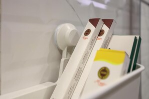 ฝักบัว, ของใช้ในห้องน้ำฟรี, ไดร์เป่าผม, รองเท้าสวมภายในห้อง