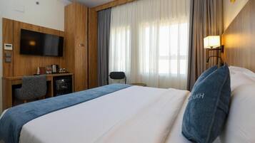 Premier Double Room | Peti besi dalam bilik, meja, ruang kerja komputer riba