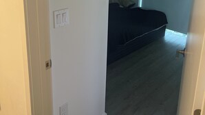 Ein Zimmer mit Bett, Fenster und Tür.