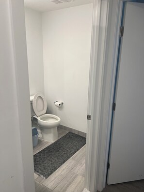 Bathroom - Bright 2-bedroom apartment with AC in marvelous Miami (Miami)