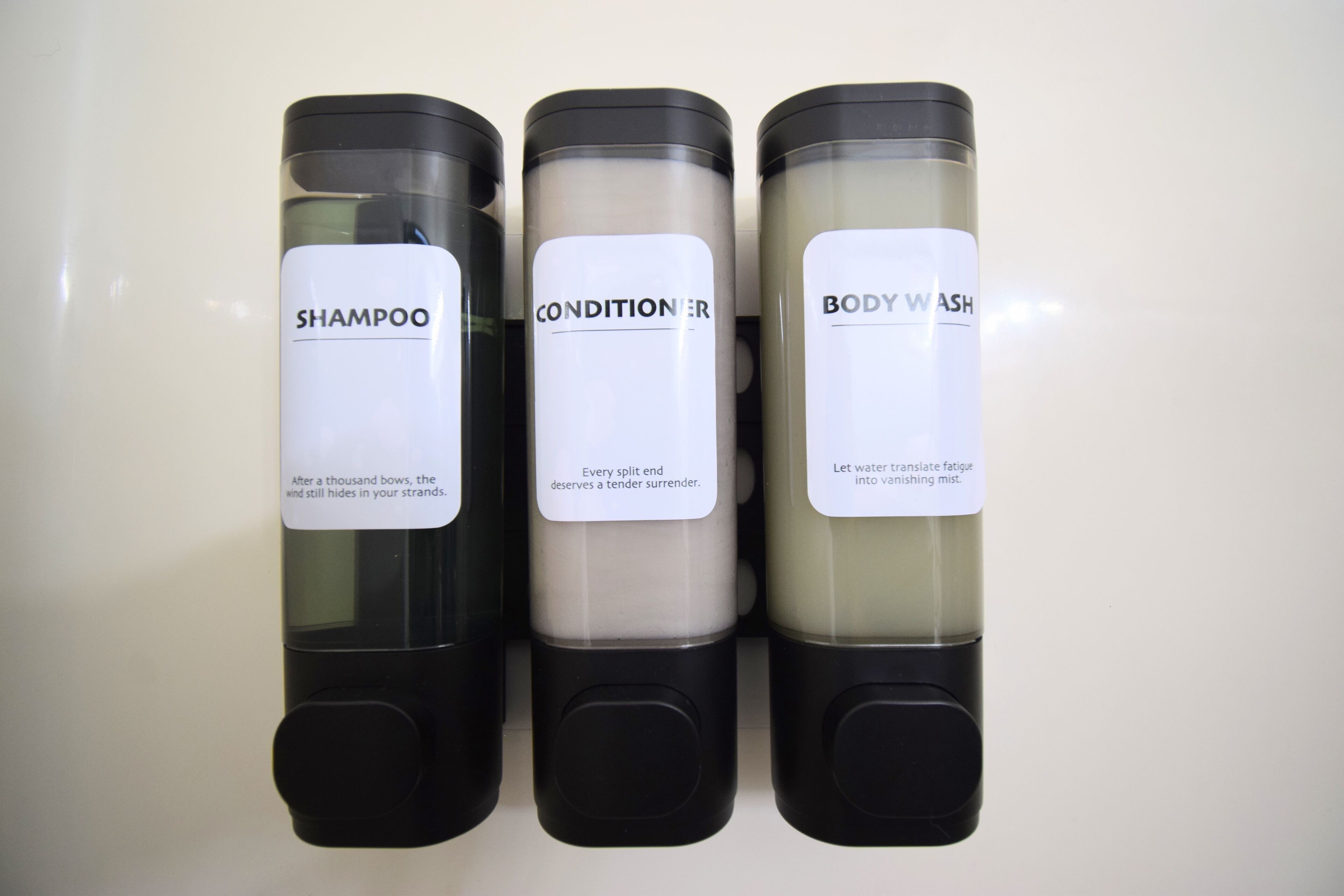 Sèche-cheveux, serviettes fournies, savon, papier toilette