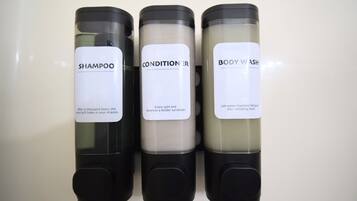 Sèche-cheveux, serviettes fournies, savon, papier toilette