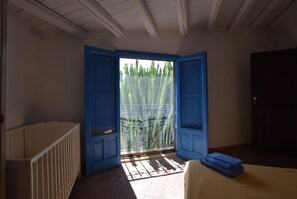 5 habitaciones, tabla de planchar con plancha, wifi y ropa de cama 