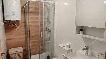 Dusche, Haartrockner, Bidet, HandtĂŒcher