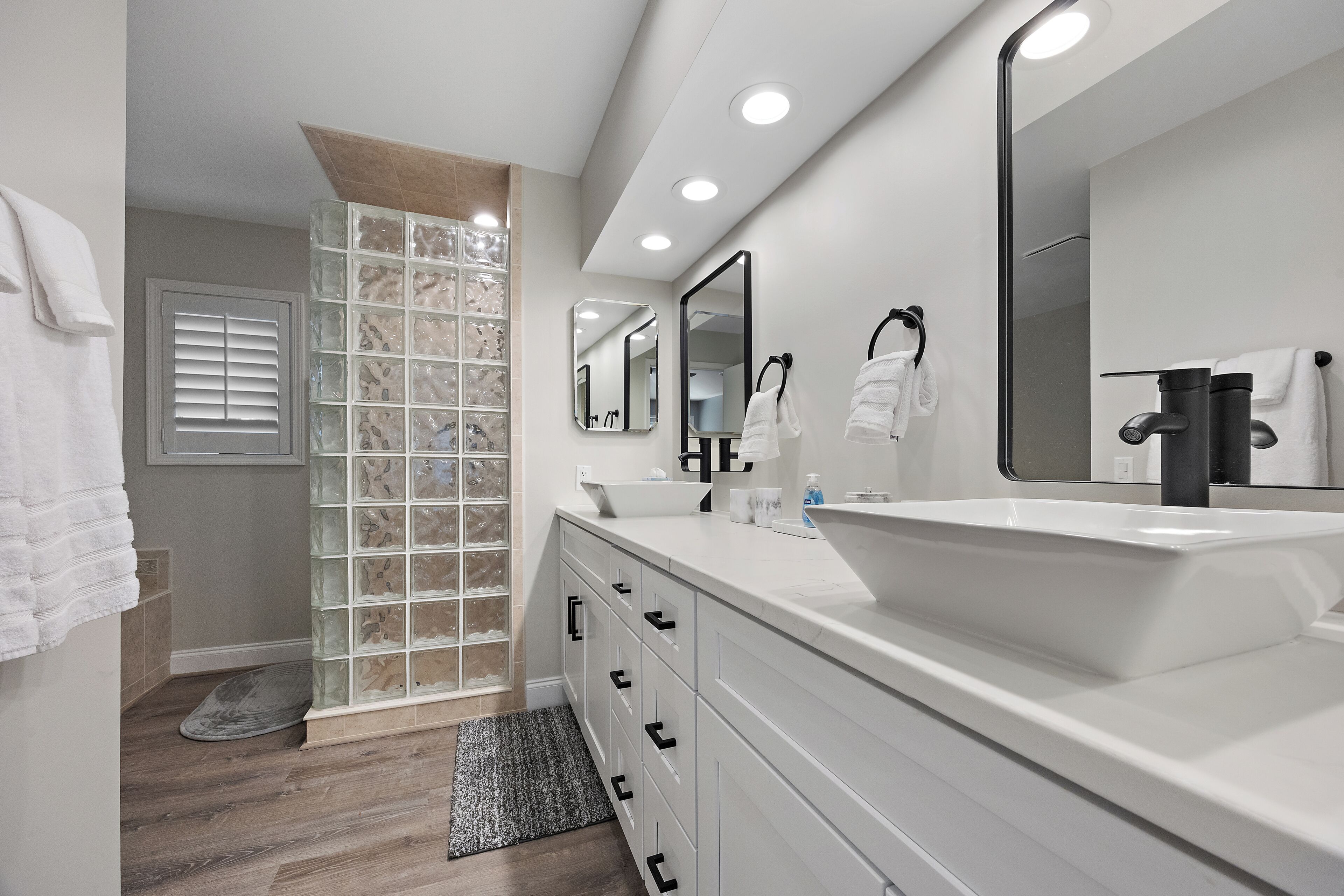 Douche, serviettes fournies, savon, papier toilette