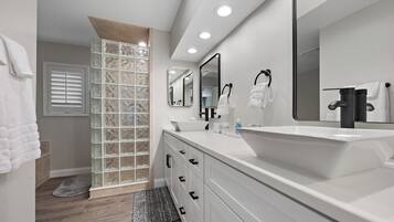 Douche, serviettes fournies, savon, papier toilette