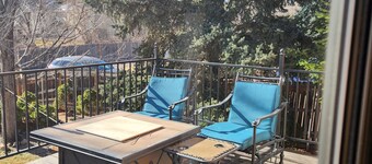 Charming 1942 Brick Cottage, Pet-Free, A/C, Lovely Yard, 10 minutes to Red Rocks