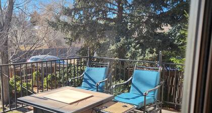 Charming 1942 Brick Cottage, Pet-Free, A/C, Lovely Yard, 10 minutes to Red Rocks