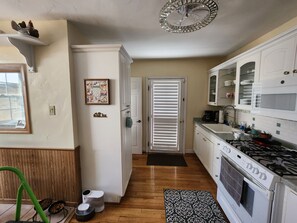 Mikroaaltouuni, uuni, liesi, astianpesukone