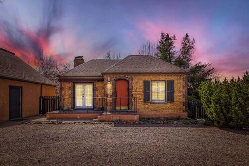 Charming 1942 Brick Cottage, Pet-Free, A/C, Relaxing Yard, 10 min. to Red Rocks