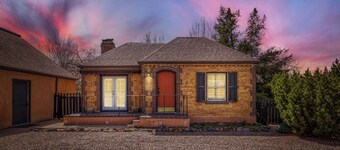 Charming 1942 Brick Cottage, Pet-Free, A/C, Relaxing Yard, 10 min. to Red Rocks