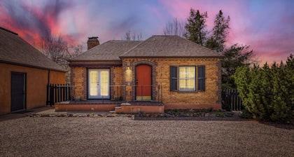 Charming 1942 Brick Cottage, Pet-Free, A/C, Relaxing Yard, 10 min. to Red Rocks