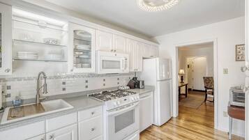 Microondas, horno, parrilla de estufa y lavavajillas