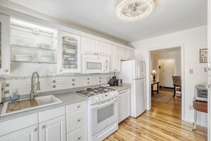 Microondas, horno, parrilla de estufa y lavavajillas 