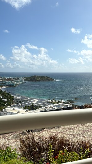 Property grounds - 3-Bedroom condo in beautiful gated community of Dawn Beach Estates (Upper Prince’s Quarter)