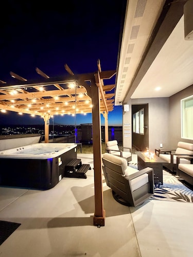 “NEW HOUSE" Outdoor Hot tub & Fire Pit, 
WELCOME TO CASA LOMA