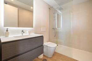 Apartment | Bathroom - Stylish 2-bed Apartment Alcazaba Lagoon (Casares)