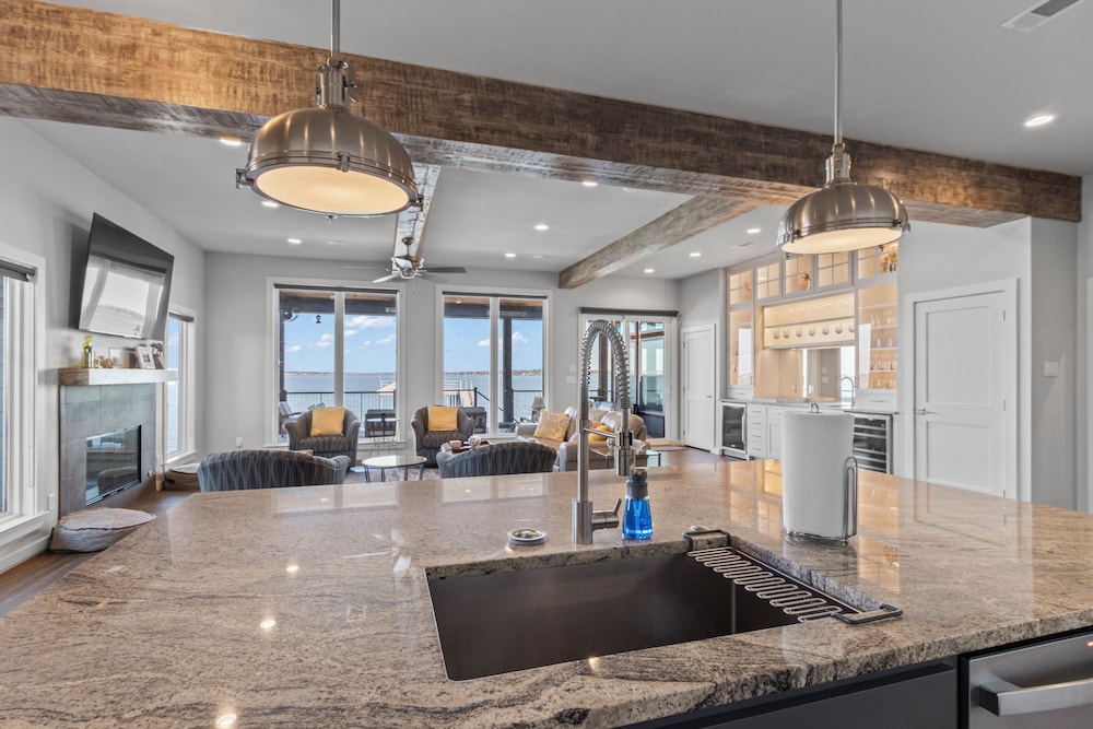 Spacious 5-bedroom house in serene Tool with cool AC Reviews, Deals ...