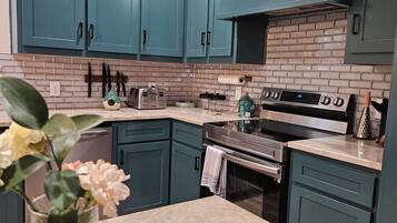 Coffee/tea maker, fridge, oven, stovetop