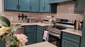 Coffee/tea maker, fridge, microwave, oven