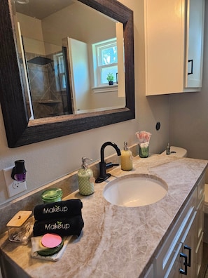 Douche, séchoir à cheveux, serviettes fournies, savon