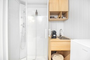 Shower, hair dryer, towels - Nomad's Castel Lisbon - The Solo (Lisboa ciudad)