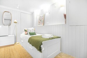 Iron/ironing board, free WiFi, bed sheets - Nomad's Castel Lisbon - The Solo (Lisboa ciudad)